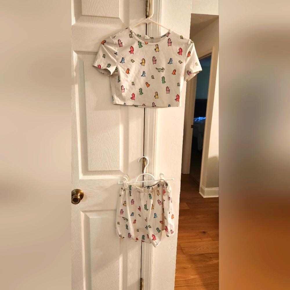 I am selling a dinosaur 🦕 set